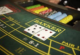 Blackjack ကဒ်ဂိမ်း — 21 ရောက်ရန် dealer နှင့် ယှဉ်ပြိုင်ကစားမှု